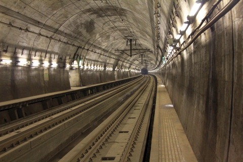 世界 一 長い トンネル