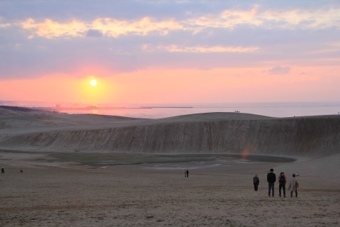 鳥取砂丘は夕陽のスポット 砂丘で夕陽が沈むのを見届けよう ムーンライトゆかりん