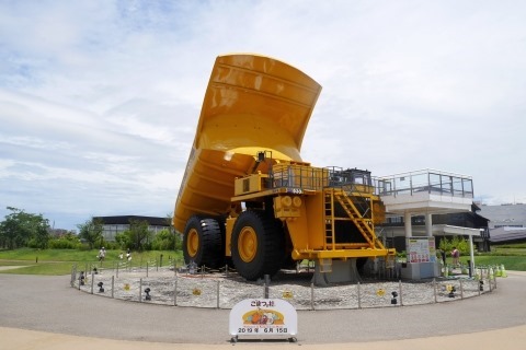 巨大ダンプカーが駅前に鎮座！石川県小松市の「こまつの杜」に寄って